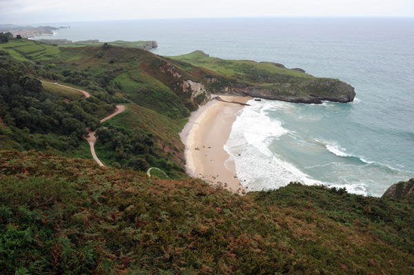 Küste Asturiens mit Strand, in Spanien