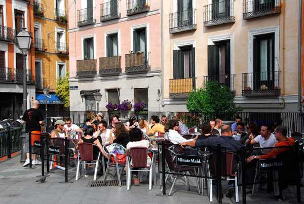 Junge Leute auf einer Außenterrasse in Malasaña, Madrid