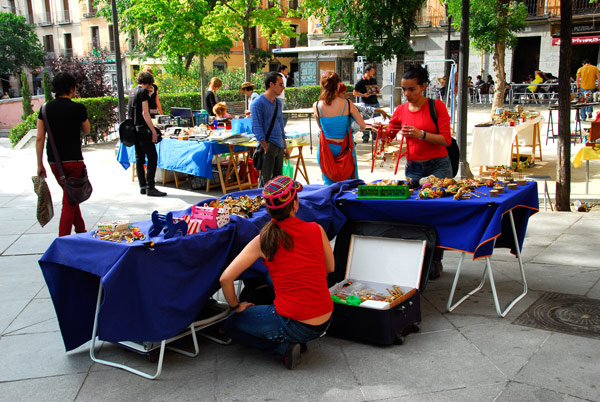 Malasaña, das kultige Stadtviertel von Madrid, junge Leute auf dem Flohmarkt