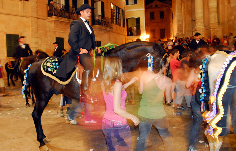 Junge Spanierinnen freuen sich über die pechschwarzen Pferde, Foto Tobias Büscher