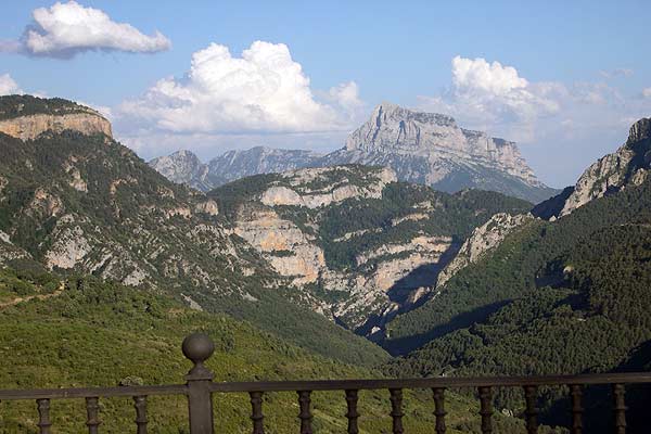 Blick vom Balkon auf die Berge von Nerín, Pyrenäen