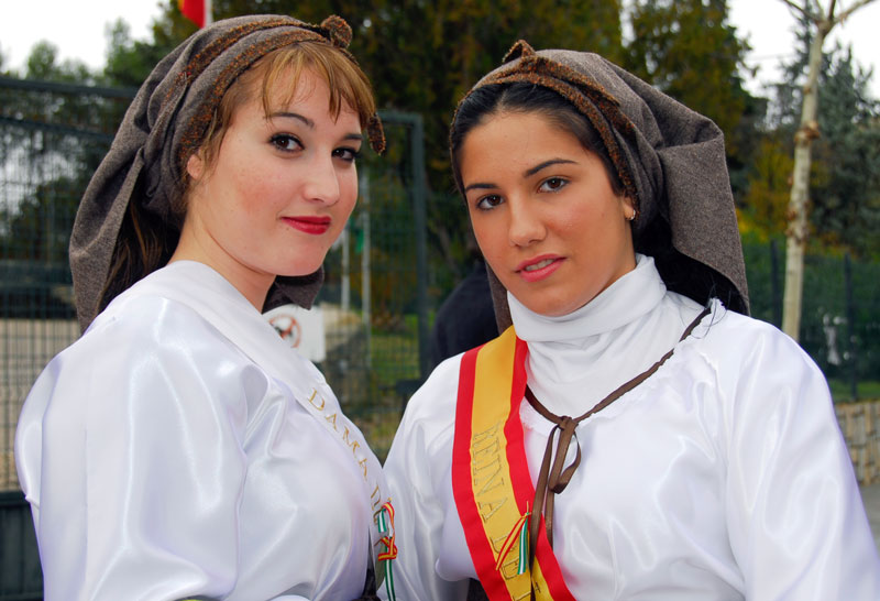 Zwei junge Spanierinnen in weißer Tracht beim Fest zu Ehren der Olive in Andalusien.