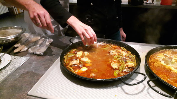 Paella aus Valencia während der Zubereitung
