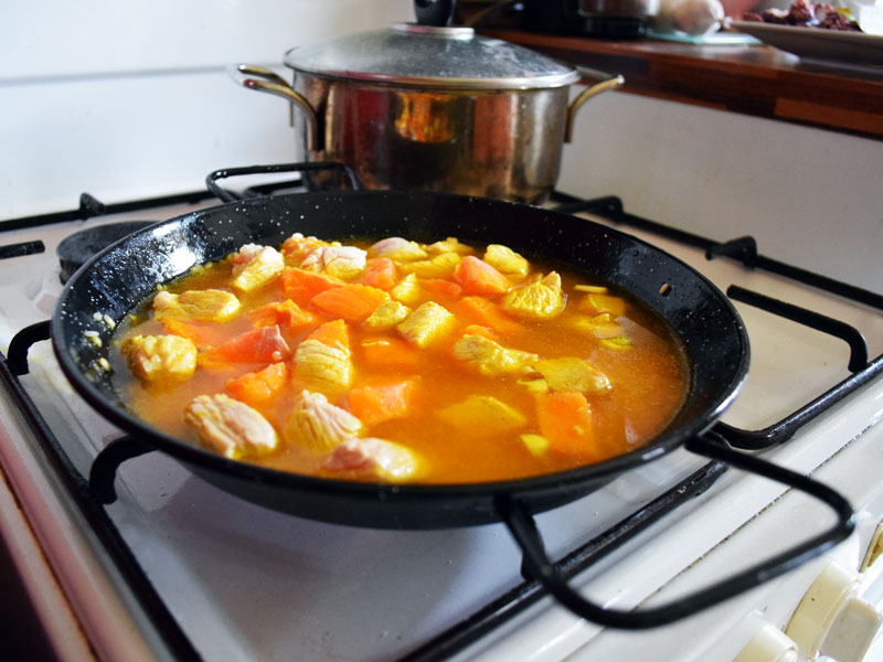 Paella mit Fond ablöschen