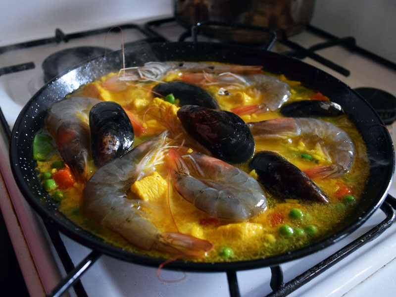 Garnelen und Miesmuscheln ziehen kurz in der Paella