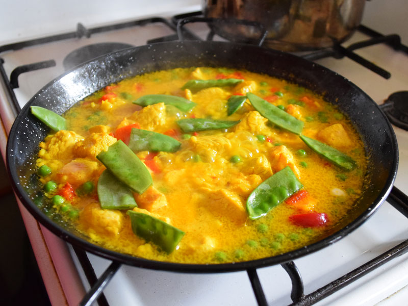 Kaiserschoten ziehen in der Paella