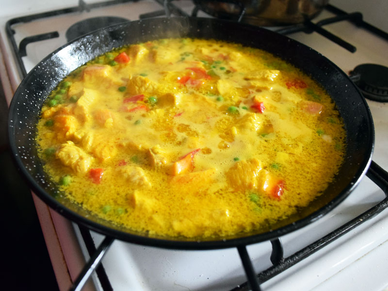 Paella köchelt auf dem Herd