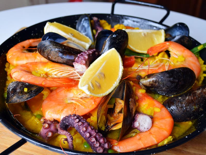 Spanische Paella mit Fisch, Fleisch und Meeresfrüchten