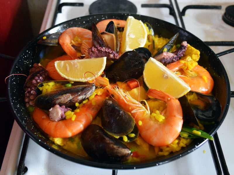 Vor dem Essen ruht die Paell noch kurz in der Pfanne