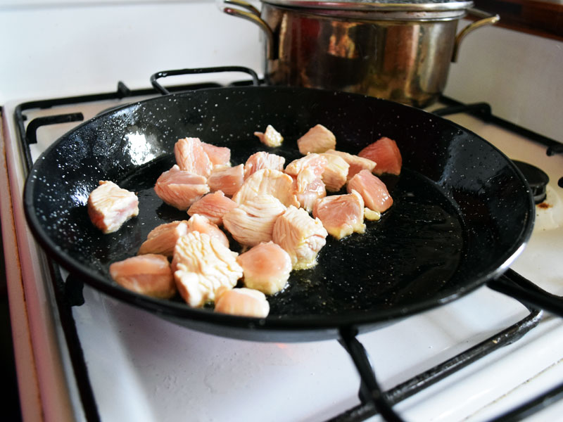 Putenbrustwürfel braten in der Paellapfanne