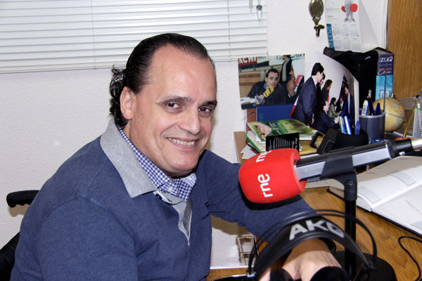 Journalist José Antonio Lagar im Rollstuhl am Mikro