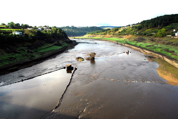 Fluss mit Resten des Dorfes Portomarín am Jakobsweg in Spanien