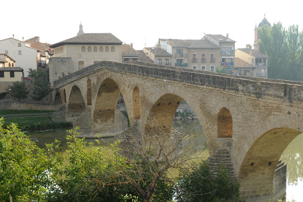 Puente la Reina am Jakobsweg in Spanien.