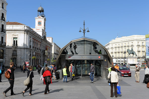 Menschen auf dem Platz Puerta del Sol in Madrid, Spanien