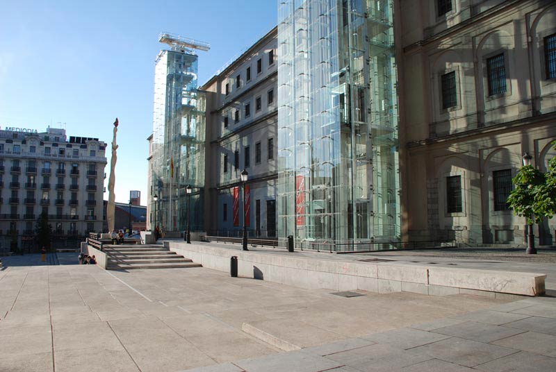 Glasaufzüge am Museum Reina Sofía in Madrid
