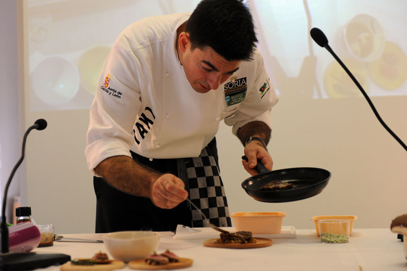 Spanischer Koch beim Showcooking in Soria