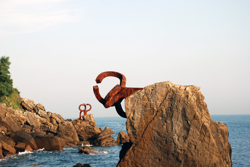 Metallskulptur des spanischen Künstlers Eduardo Chillida in der Stadt San Sebastián am Wasser