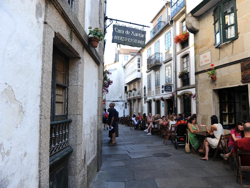 Taverne mit Aussenterrasse im Zentrum von Santiago de Compostela in Nordwestspanien