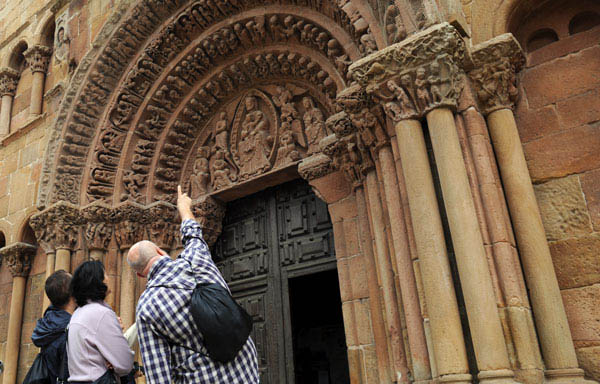 Besucher vor der Santo-Domingo-Kirche in Soria