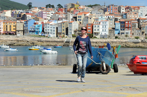 Frau am Hafen von A Guarda in Galicien lächelt in die Kamera