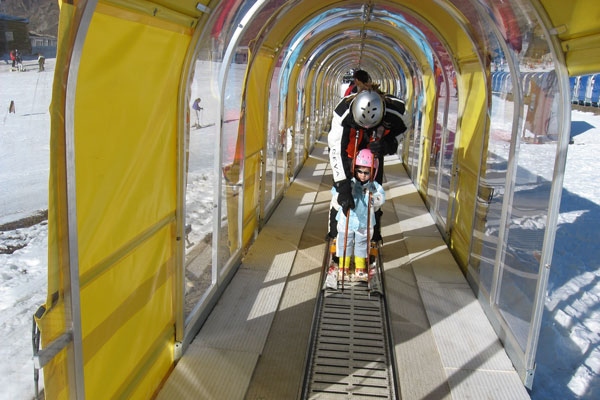 Vater mit Kind im Skigebiet der Pyren&auml;en am Lift