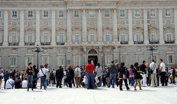 Königspalast in Madrid mit Touristen