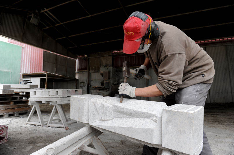 Arbeiter in Zentralspanien mit Granitblock