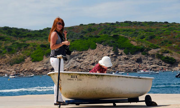 Mutter mit Kind an einem Ruderboot auf Menorca, Spanien