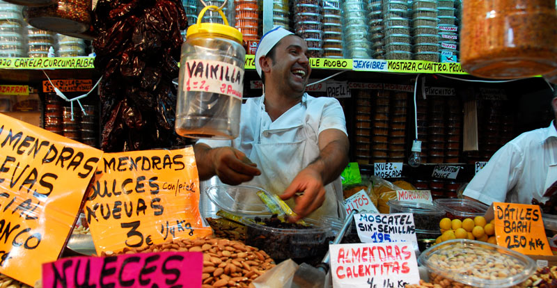 Markthändler verkauft Oliven in Málaga