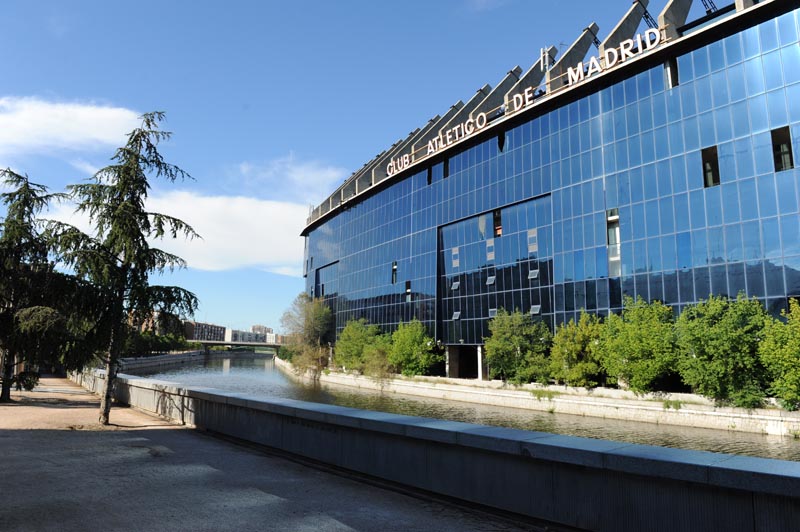 Atl&eacute;tico Madrids Stadion am Fluss Manzanares in Madrid