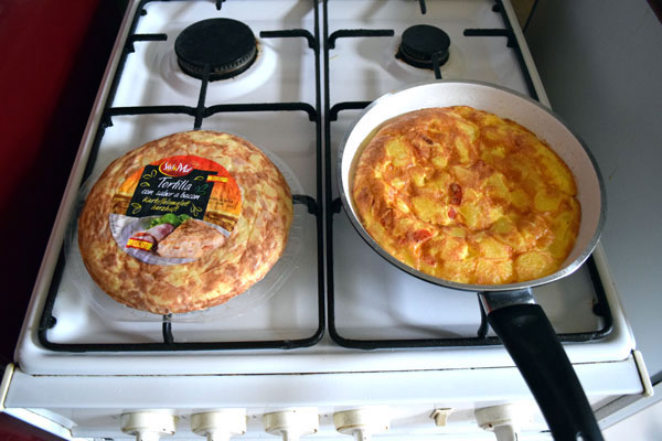 Tortilla gekauft und selbstgemacht auf dem Herd