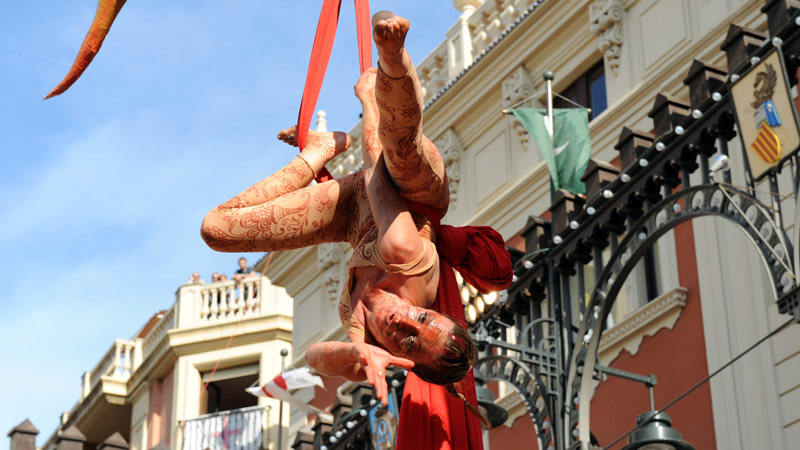 Frau als Skorpion bei einem spanischen Fest in Ostspanien nahe Valencia