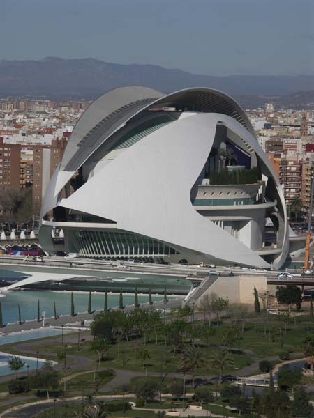 Geschwungene Kurven: Kunstpalast Palau de les Arts Reina Sof&iacute;a in Valencia