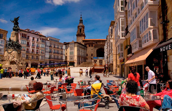 Vitoria-Gasteiz ist die Hauptstadt des Baskenlands Leute auf einem Platz in der Baskenstadt Vitoria-Gasteiz
