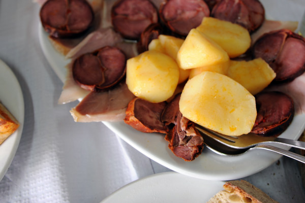 Teller mit Schweinefleisch und Kartoffeln aus Galicien in Nordwestspanien