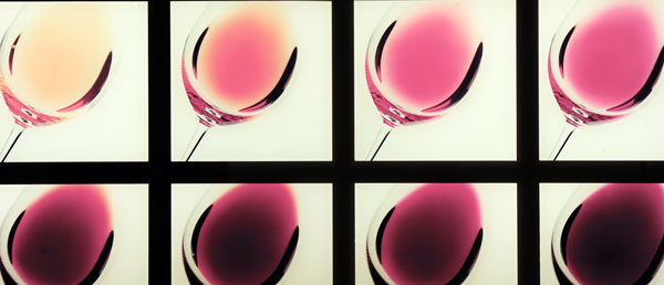 Weingläser als Bild im Museum Vivanco in der spanischen Rioja