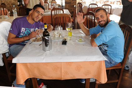 Zwei Männer in einem Restaurant in Spanien