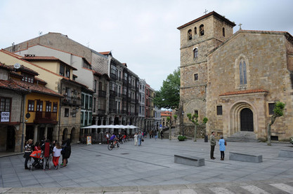 Avilés in Asturien, Spanien, Kirche mit Vorplatz