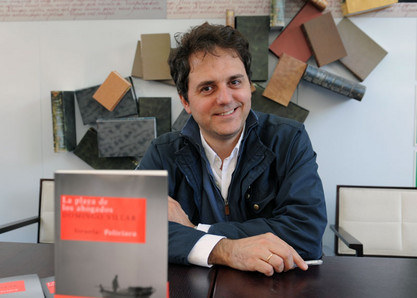 Autor Domingo Villar präsentiert ein Buch