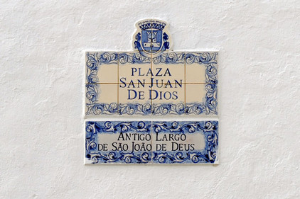 Stra&szlig;enschild auf Spanisch und Portugiesisch in Olivenza