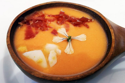 Salmorejo frisch angerichtet