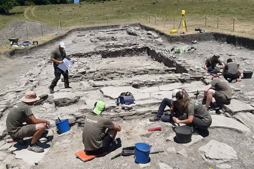 Forscher entdecken Hand mit baskischem Wort Forscherteam in Navarra