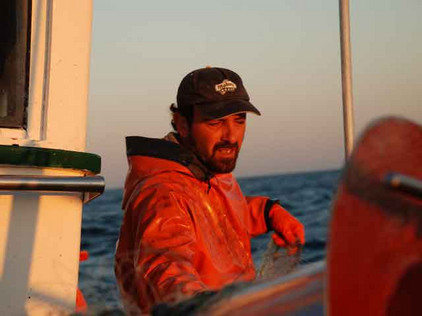 Kapitän auf seinem Fischerboot in Galicien