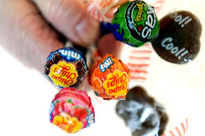 Chupa Chups mit Gaud&iacute;-Schriftzug, der Lutscher aus Spanien