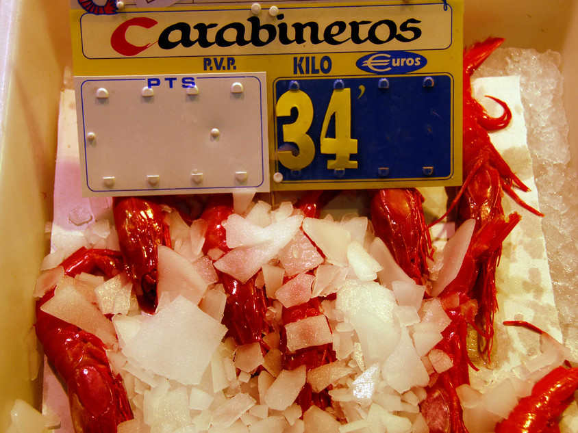 Tiefseegarnelen auf einem Markt in Spanien