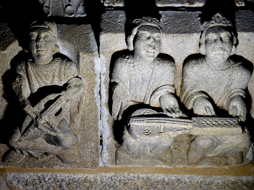 Musikfiguren am Portal der Jakobskathedrale Musiker aus Stein