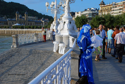 Schausteller in blauem Kostüm im Zentrum von San Sebastián im Baskenland