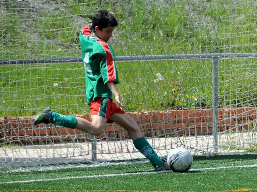 Spanischer Nachwuchsfußballer Alberto , Foto: Marcos Fernández Vacas Junger spanischer Fußballspieler beim Schuss
