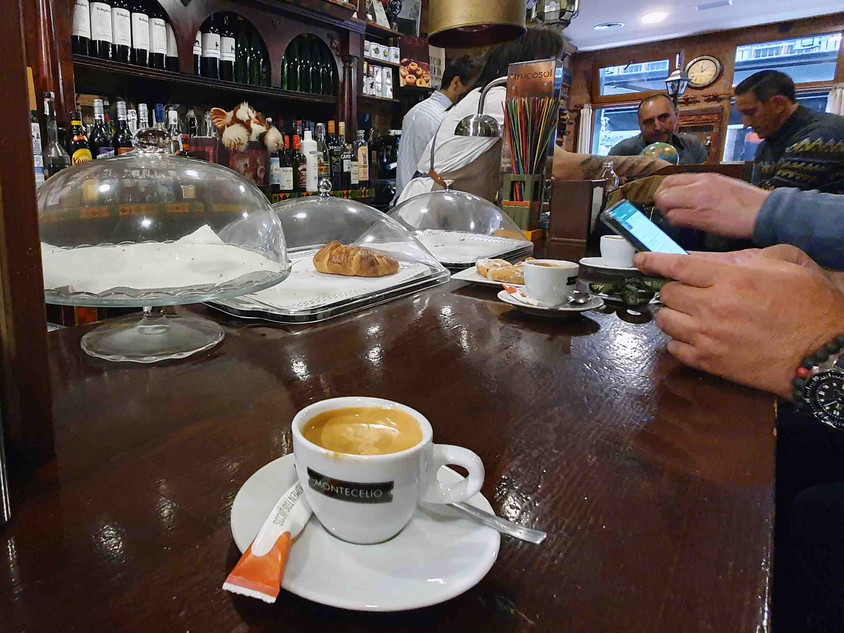 Milchkaffee in Spanien auf einer Theke