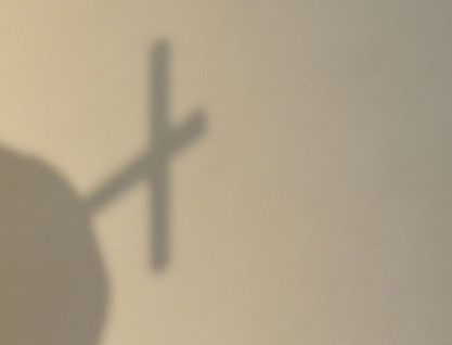 Schatten eines Kreuzes in Spanien